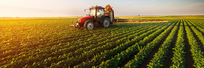 agricultura azi tractor agricol pe camp