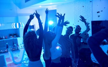 Vrei sa organizezi o petrecere acasa? Iata 3 obiecte de care ai nevoie pentru atmosfera perfecta garantata