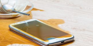 Ai vărsat apă sau cafea pe telefon? Află care sunt metodele corecte și greșite de a-l usca acasă!
