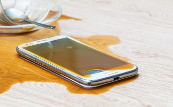 Ai vărsat apă sau cafea pe telefon? Află care sunt metodele corecte și greșite de a-l usca acasă!